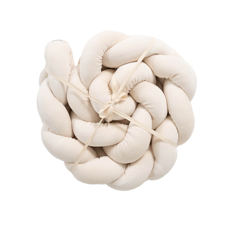 Träumeland Signature Nestchenschlange Plüsch beige – geflochtene Bettschlange, aufgerollt